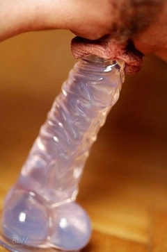 Девушка мастурбирует прозрачным фаллоиммитатором 9 фото