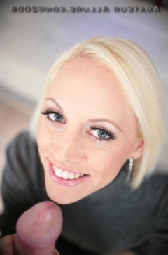 Минет в исполнении красивой блондинки 6 фото