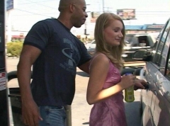 Два негра разъебали дырку хрупкой девушки 3 фото