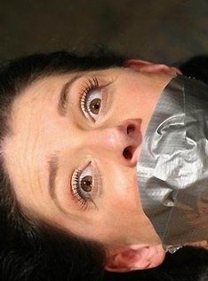 Сучка получает оргазм только от связывания