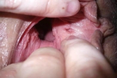 Телке растягивают вагину для двойного траха 17 фото