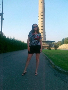 Рыжая красотка гуляет без трусов 1 фото