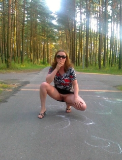 Рыжая красотка гуляет без трусов 5 фото