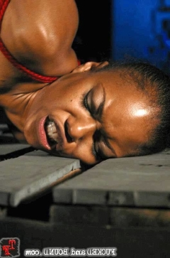 Негритянку заковали в цепи и трахают в подвале котельной 14 фото