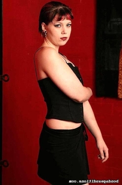 Девушка гот замотанная в целлофан 1 фото