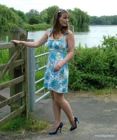 Девушка в чулках позирует на лавочке 8 фото