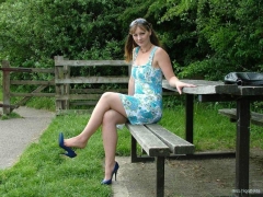Девушка в чулках позирует на лавочке 7 фото