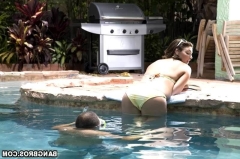 Отлизал пизду и присунул хуй у бассеина 3 фото