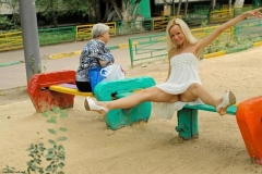 Миниатюрная блондинка посреди улицы показывает себя голышом 13 фото