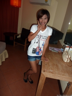 Азиатская домохозяйка принимает душ 1 фото