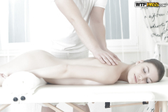 Коварный массажист оттрахал красотку 1 фото