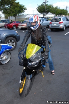 Байкерша в мастерской обнажила тело и отдалась приятелю 1 фото